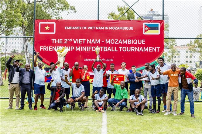 Đội bóng của Bộ Truyền thông và Chuyển đổi số Mozambique xuất sắc giành chức Vô địch. Ảnh: Đại sứ quán Việt Nam tại Mozambique