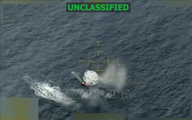 Hình ảnh trích từ video của Bộ Tư lệnh miền Nam Mỹ cho thấy một tàu bị nghi buôn bán ma tuý bị tấn công ở khu vực Đông Thái Bình Dương. Ảnh: U.S. Southern Command/TTXVN