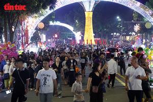 Biển người đổ về Công viên Văn Lang xem pháo hoa dịp Giỗ Tổ Hùng Vương