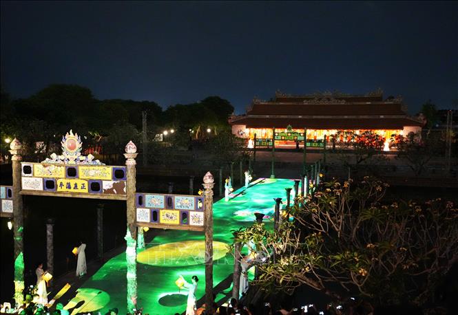 Trình diễn 3D mapping họa tiết cung đình ở cầu Trung Đạo trong đêm “Hoàng cung huyền ảo” tại Đại Nội Huế. Ảnh: Nguyên Lý - TTXVN