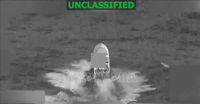 Một tàu bị nghi buôn bán ma tuý trước khi bị tấn công ở khu vực Đông Thái Bình Dương. Ảnh: Bộ Chiến tranh Mỹ/TTXVN  