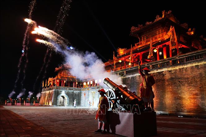 Khai hỏa thần công trong đêm “Hoàng cung huyền ảo” tại Đại Nội Huế. Ảnh: Nguyên Lý - TTXVN