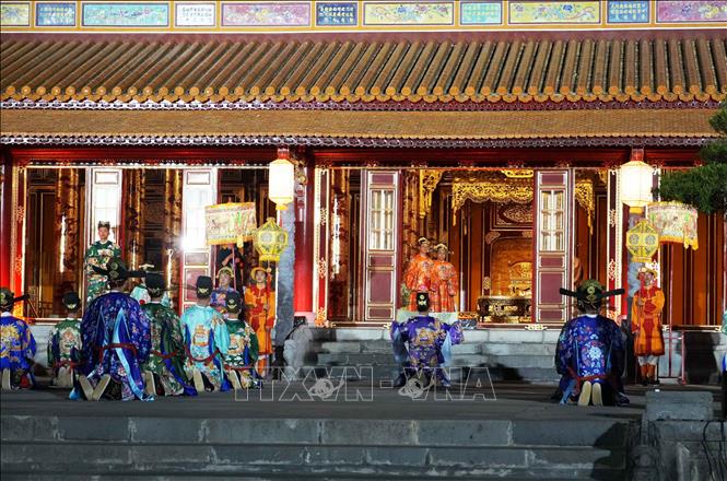 Tái hiện Lễ Thiết triều trong đêm “Hoàng cung huyền ảo” tại Đại Nội Huế. Ảnh: Nguyên Lý - TTXVN