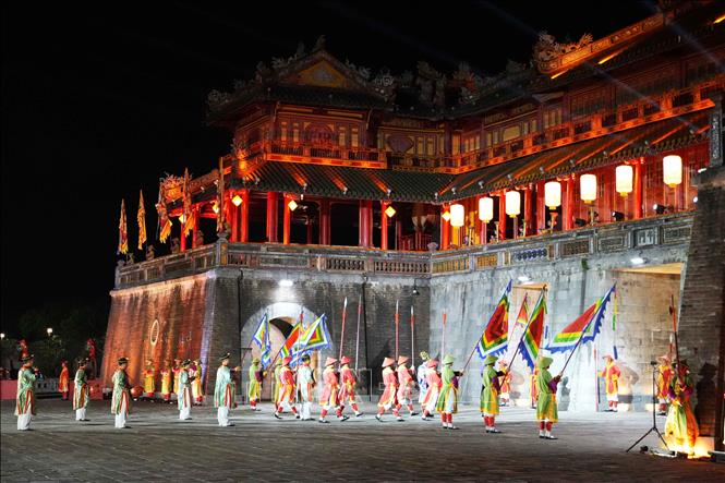 Quang cảnh Lễ Đổi gác ở Ngọ Môn trong đêm “Hoàng cung huyền ảo” tại Đại Nội Huế. Ảnh: Nguyên Lý - TTXVN