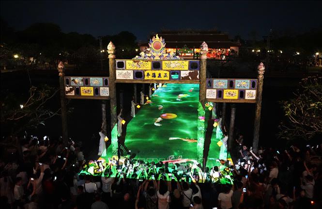 Trình diễn 3D mapping họa tiết cung đình ở cầu Trung Đạo trong đêm “Hoàng cung huyền ảo” tại Đại Nội Huế. Ảnh: Nguyên Lý - TTXVN