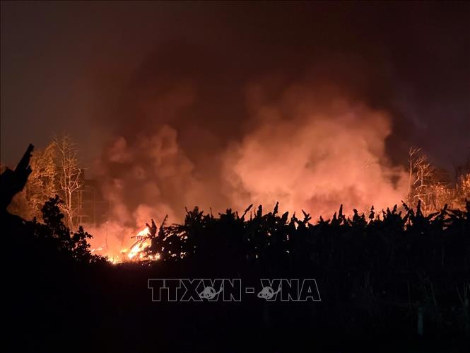 Lửa và khói đen vẫn bốc cao vào lúc 22h ngày 25/4. Ảnh: Phạm Kiên - TTXVN
