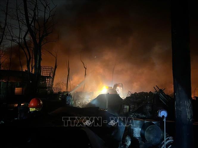 Lực lượng chức năng vẫn đang nỗ lực dập tắt đám cháy (ảnh chụp lúc 22h). Ảnh: Phạm Kiên - TTXVN