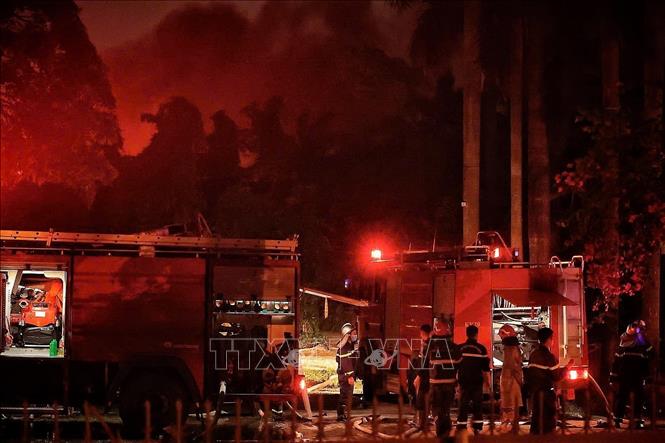 Do khu vực cháy có chứa cac phụ phẩm xăng dầu khiến việc dập lửa và cứu hộ gặp rất nhiều khó khăn. Hiện lực lượng chức năng cơ bản khống chế đám cháy và đang nỗ lực xử lý triệt để khu vực xảy ra hoả hoạn. Ảnh: Phạm Tuấn Anh - TTXVN