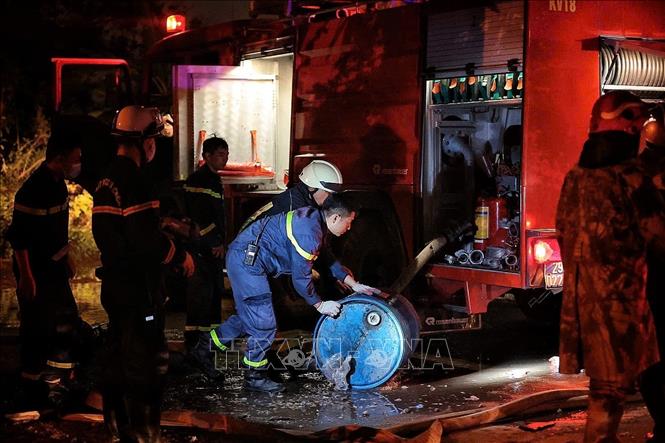 Do khu vực cháy có chứa cac phụ phẩm xăng dầu khiến việc dập lửa và cứu hộ gặp rất nhiều khó khăn. Hiện lực lượng chức năng cơ bản khống chế đám cháy và đang nỗ lực xử lý triệt để khu vực xảy ra hoả hoạn. Ảnh: Phạm Tuấn Anh - TTXVN