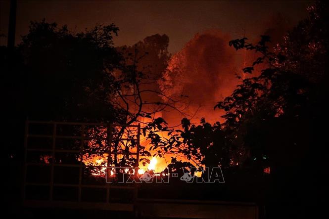 Do khu vực cháy có chứa cac phụ phẩm xăng dầu khiến việc dập lửa và cứu hộ gặp rất nhiều khó khăn. Hiện lực lượng chức năng cơ bản khống chế đám cháy và đang nỗ lực xử lý triệt để khu vực xảy ra hoả hoạn. Ảnh: Phạm Tuấn Anh - TTXVN