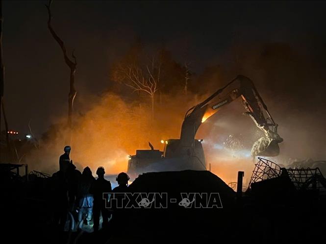 Đám cháy cơ bản đã được khống chế. Ảnh: Phạm Kiên - TTXVN