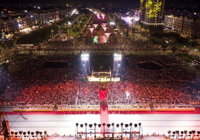 Lễ hội thu hút hàng vạn người dân và du khách. Ảnh: Hoa Mai - TTXVN