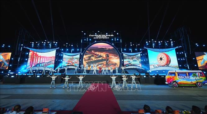 Đêm khai mạc quy mô lớn với sân khấu hiện đại, kết hợp công nghệ trình diễn ánh sáng, âm thanh và hiệu ứng thị giác ấn tượng. Ảnh: Hoa Mai - TTXVN