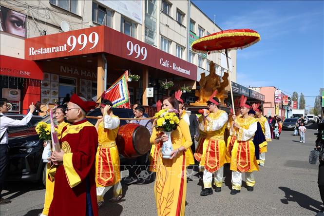 Đoàn rước kiệu đưa tượng Vua Hùng về nơi tổ chức Lễ tại Trung tâm Thương mại Sapa, thủ đô Praha chiều ngày 25/4. Ảnh: Việt Thắng - PV TTXVN tại Séc