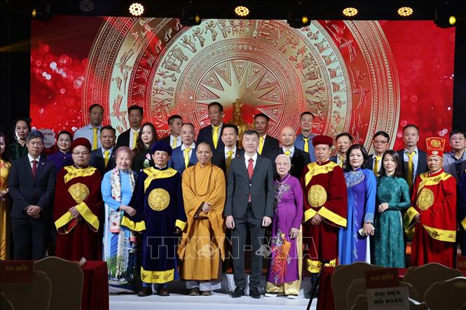 Đại sứ Dương Hoài Nam chụp ảnh lưu niệm cùng các thành viên Hội đồng hương Phú Thọ và Hội đồng hương Vĩnh Phúc. Ảnh: Việt Thắng - PV TTXVN tại Séc