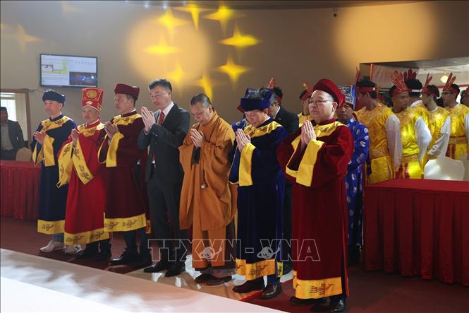 Trong khuôn khổ lễ giỗ Tổ, Đại sứ Dương Hoài Nam cùng các thành viên ban tổ chức đã tham dự và thực hiện nghi thức dâng hương. Ảnh: Việt Thắng - PV TTXVN tại Séc