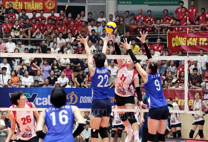 Các cầu thủ Hà Nội Tasco Auto (áo xanh) thắng áp đảo trước Hoá chất Đức Giang Lào Cai (áo trắng) với tỷ số 3-0. Ảnh: Tạ Toàn – TTXVN