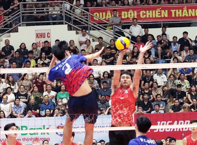 Màn so tài kịch tính giữa đội Hà Nội gặp Thể Công Tân Cảng để tranh hạng ba ở nội dung nam. Ảnh: Tạ Toàn – TTXVN