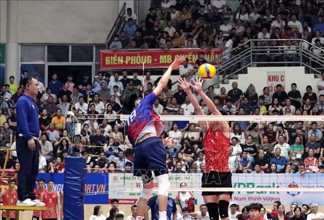 Thể Công Tân Cảng (Áo xanh đỏ) đánh bại đội Hà Nội (áo đỏ) với tỷ số 3-1 và giành giải ba tại mùa giải. Ảnh: Tạ Toàn – TTXVN