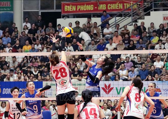 Ở nội dung nữ, Hà Nội Tasco Auto thắng 3-0 trước Hoá chất Đức Giang Lào Cai để giành ngôi vô địch. Ảnh: Tạ Toàn – TTXVN