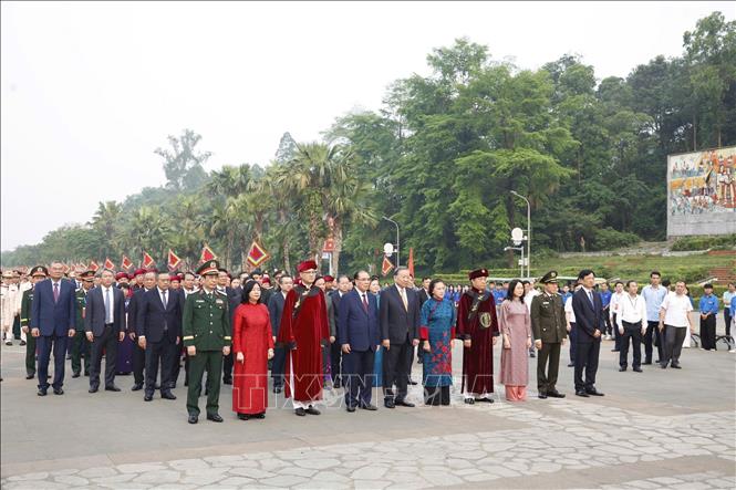 Tổng Bí thư, Chủ tịch nước Tô Lâm cùng các đồng chí lãnh đạo, nguyên lãnh đạo Đảng nhà nước khởi hành lên núi Nghĩa Lĩnh để dâng hương tưởng niệm các Vua Hùng. Ảnh: Thống Nhất – TTXVN