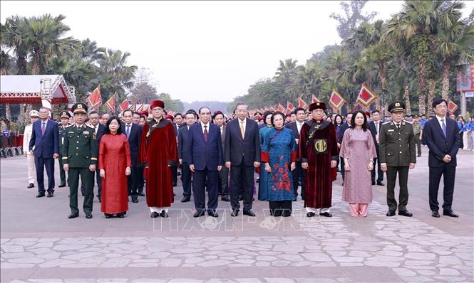 Tổng Bí thư, Chủ tịch nước Tô Lâm cùng các đồng chí lãnh đạo, nguyên lãnh đạo Đảng nhà nước khởi hành lên núi Nghĩa Lĩnh để dâng hương tưởng niệm các Vua Hùng. Ảnh: Hoàng Hùng – TTXVN