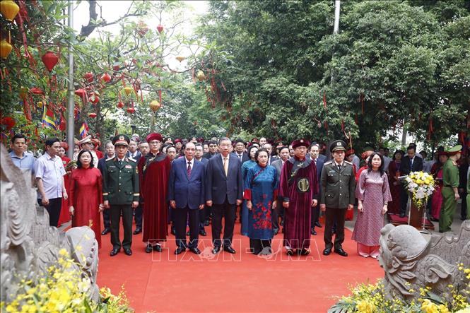 Tổng Bí thư, Chủ tịch nước Tô Lâm và các đại biểu thực hiện nghi lễ tại Đền Thượng. Ảnh: Thống Nhất – TTXVN