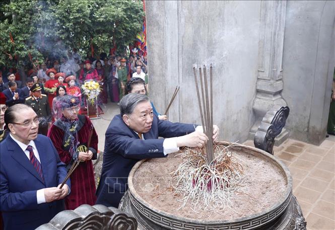 Tổng Bí thư, Chủ tịch nước Tô Lâm và các đồng chí lãnh đạo, Đảng nhà nước dâng hương tại Đền Thượng. Ảnh: Thống Nhất – TTXVN