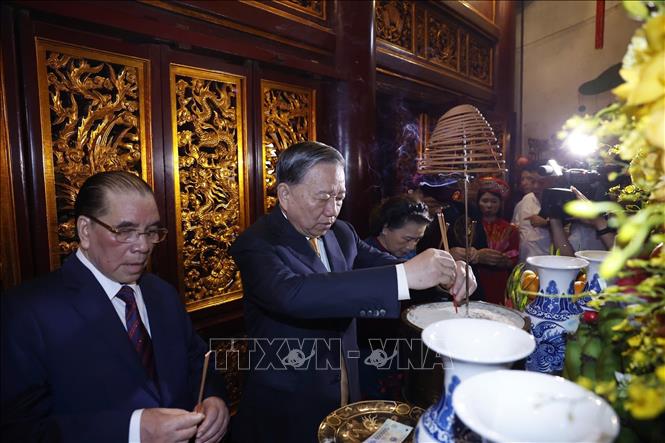 Tổng Bí thư, Chủ tịch nước Tô Lâm dâng hương trong Thượng Cung tại Đền Thượng. Ảnh: Thống Nhất – TTXVN