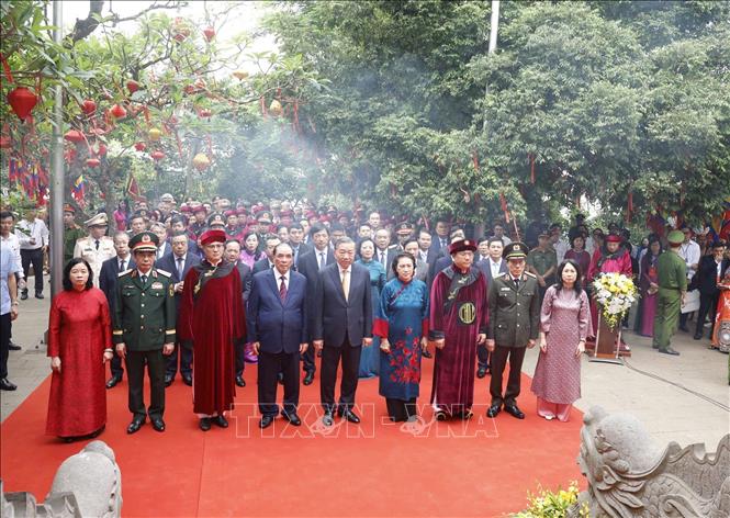 Tổng Bí thư, Chủ tịch nước Tô Lâm và các đồng chí lãnh đạo, Đảng nhà nước thực hiện nghi thức tưởng niệm các Vua Hùng tại Đền Thượng. Ảnh: Thống Nhất – TTXVN