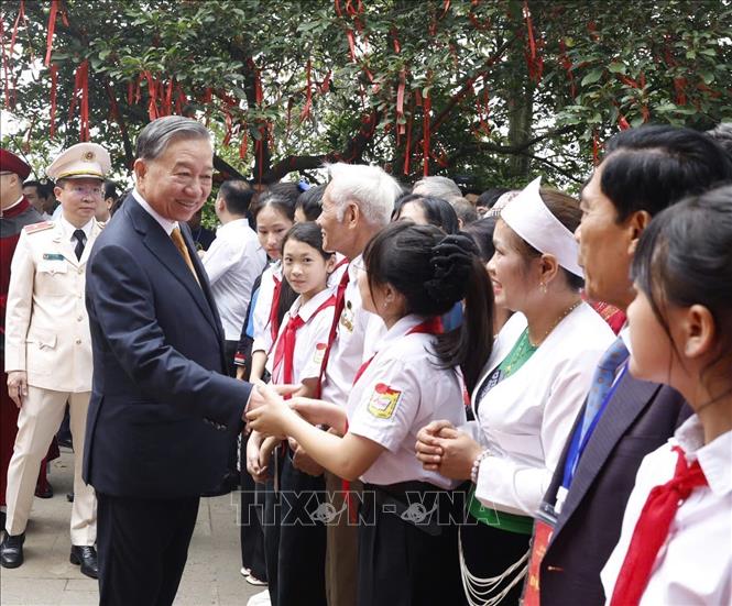Tổng Bí thư, Chủ tịch nước Tô Lâm với các tầng lớp nhân dân tại Khu di tích lịch sử Quốc gia Đặc biệt Đền Hùng. Ảnh: Thống Nhất – TTXVN