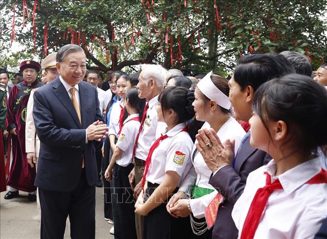 Tổng Bí thư, Chủ tịch nước Tô Lâm với các tầng lớp nhân dân tại Khu di tích lịch sử Quốc gia Đặc biệt Đền Hùng. Ảnh: Thống Nhất – TTXVN