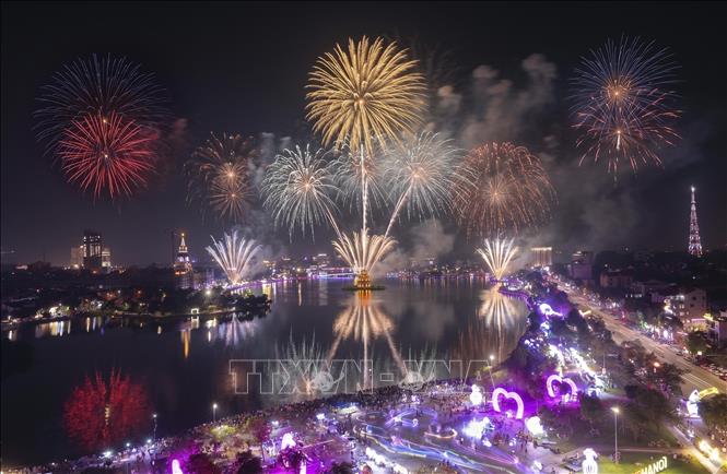 Brilliant high-altitude fireworks illuminate the sky over the ancestral land during Hung Kings Commemoration Day 2026. Photo: Hoang Hung – VNA