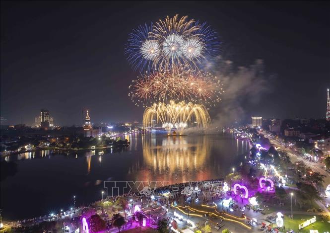 Brilliant high-altitude fireworks illuminate the sky over the ancestral land during Hung Kings Commemoration Day 2026. Photo: Hoang Hung – VNA