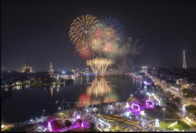 Fireworks light up the sky over the ancestral land during Hung Kings Commemoration Day 2026. Photo: Hoang Hung – VNA