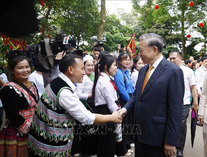 Tổng Bí thư, Chủ tịch nước Tô Lâm với các tầng lớp nhân dân tại Khu di tích lịch sử Quốc gia Đặc biệt Đền Hùng. Ảnh: Thống Nhất – TTXVN