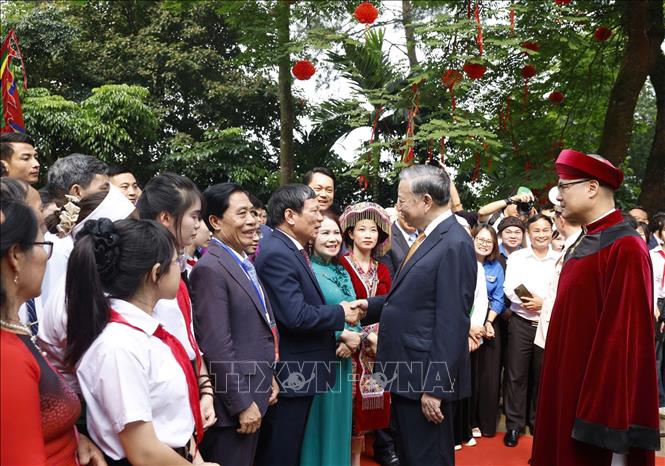 Tổng Bí thư, Chủ tịch nước Tô Lâm với các tầng lớp nhân dân tại Khu di tích lịch sử Quốc gia Đặc biệt Đền Hùng. Ảnh: Thống Nhất – TTXVN