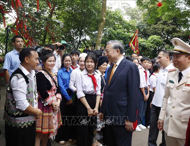 Tổng Bí thư, Chủ tịch nước Tô Lâm với các tầng lớp nhân dân tại Khu di tích lịch sử Quốc gia Đặc biệt Đền Hùng. Ảnh: Thống Nhất – TTXVN