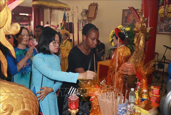 Buổi lễ có sự tham dư của lãnh đạo tỉnh, các sở, ban, ngành, đoàn thể, địa phương trong tỉnh; đại diện các lực lượng vũ trang; đại diện Hội đồng hương tỉnh Phú Thọ và các tầng lớp nhân dân. Ảnh: Phan Sáu - TTXVN