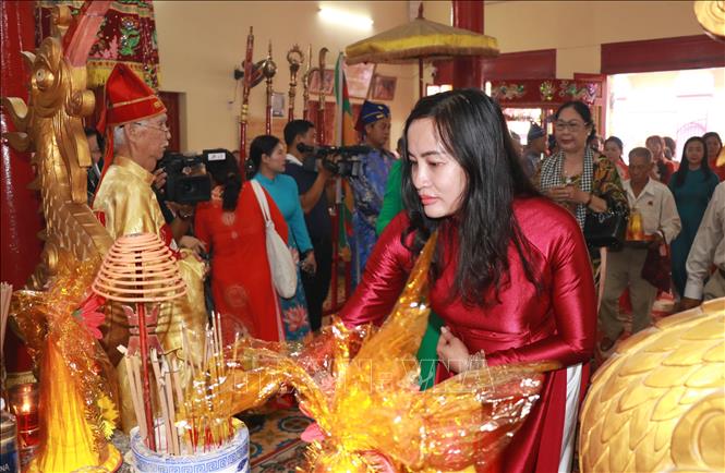 Buổi lễ có sự tham dư của lãnh đạo tỉnh, các sở, ban, ngành, đoàn thể, địa phương trong tỉnh; đại diện các lực lượng vũ trang; đại diện Hội đồng hương tỉnh Phú Thọ và các tầng lớp nhân dân. Ảnh: Phan Sáu - TTXVN