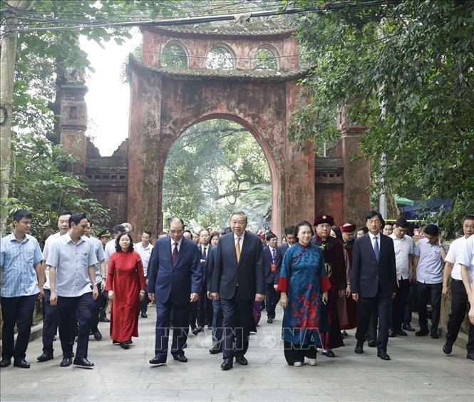 General Secretary and State President To Lam, together with incumbent and former Party and State leaders, begin the procession to Nghia Linh Mountain to offer incense in tribute to the Hung Kings. Photo: Thong Nhat – VNA