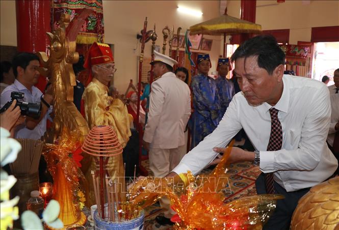 Các đại biểu dâng hương tưởng nhớ các Vua Hùng. Ảnh: Phan Sáu - TTXVN