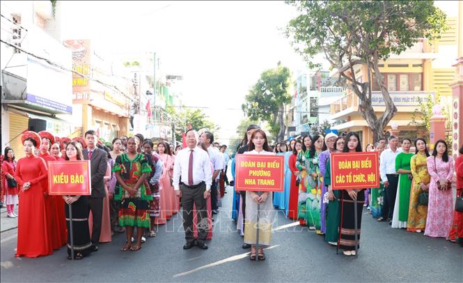 Các tầng lớp nhân dân, kiều bào tham dự lễ dâng hương các vị Vua Hùng. Ảnh: Phan Sáu - TTXVN