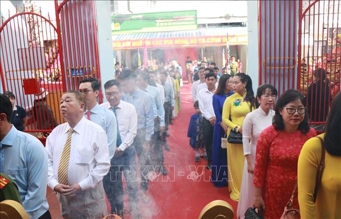 Buổi lễ có sự tham dư của lãnh đạo tỉnh, các sở, ban, ngành, đoàn thể, địa phương trong tỉnh; đại diện các lực lượng vũ trang; đại diện Hội đồng hương tỉnh Phú Thọ và các tầng lớp nhân dân. Ảnh: Phan Sáu - TTXVN