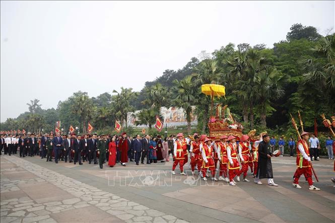 General Secretary and State President To Lam, together with incumbent and former Party and State leaders, begin the procession to Nghia Linh Mountain to offer incense in tribute to the Hung Kings. Photo: Thong Nhat – VNA