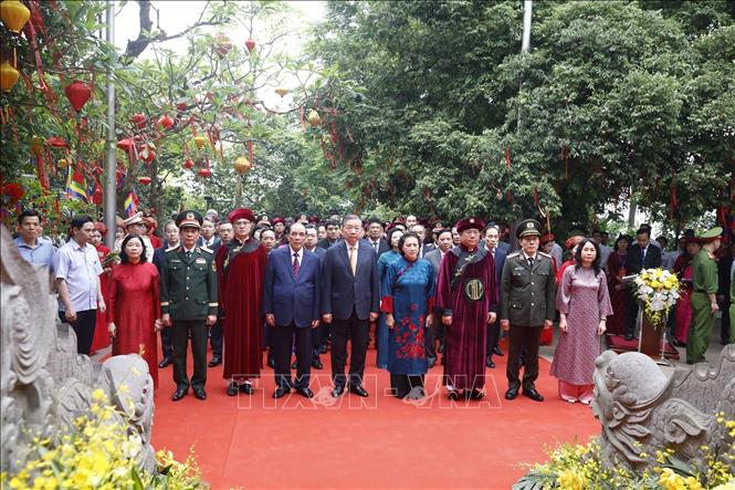 General Secretary and State President To Lam and Party and State leaders perform commemorative rites for the Hung Kings at Thuong Temple. Photo: Thong Nhat – VNA