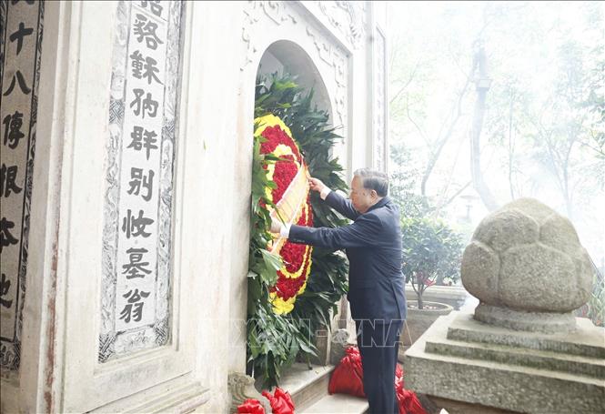 General Secretary and State President To Lam offers incense and flowers at the Hung Kings Mausoleum. Photo: Thong Nhat – VNA