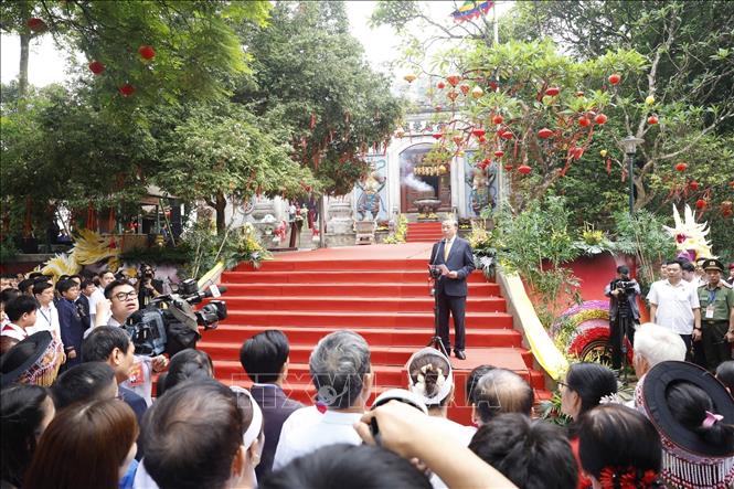 General Secretary and State President To Lam talks with people from all walks of life at the Hung Kings Temple Special National Relic Site. Photo: Thong Nhat – VNA