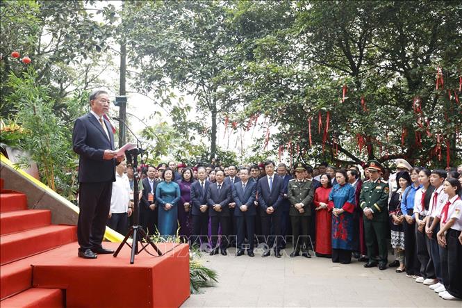 General Secretary and State President To Lam talks with people from all walks of life at the Hung Kings Temple Special National Relic Site. Photo: Thong Nhat – VNA