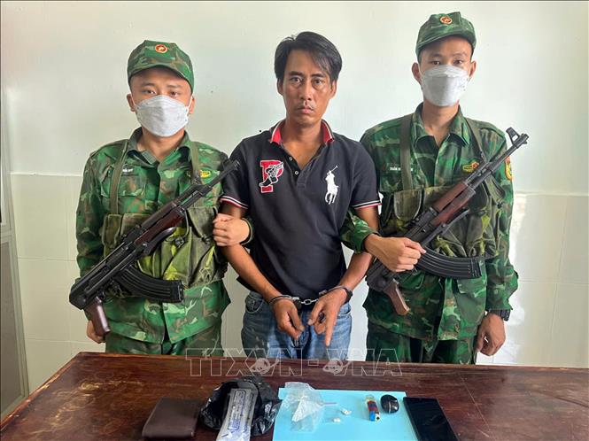 Các đối tượng mua bán tàng trữ ma túy bị tạm giữ. Ảnh: TTXVN phát